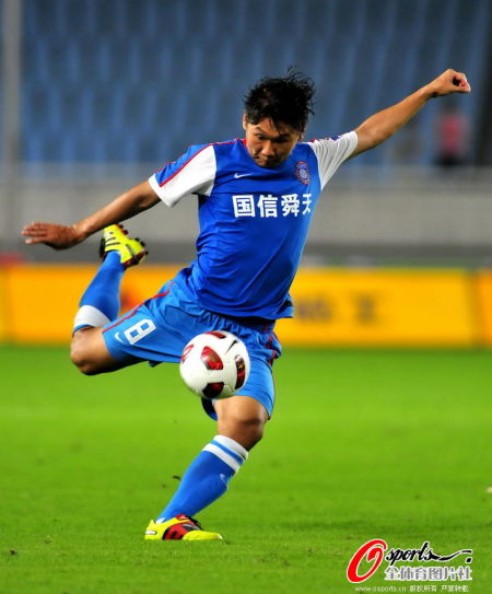 图文中超江苏31青岛刘建业拔脚怒射