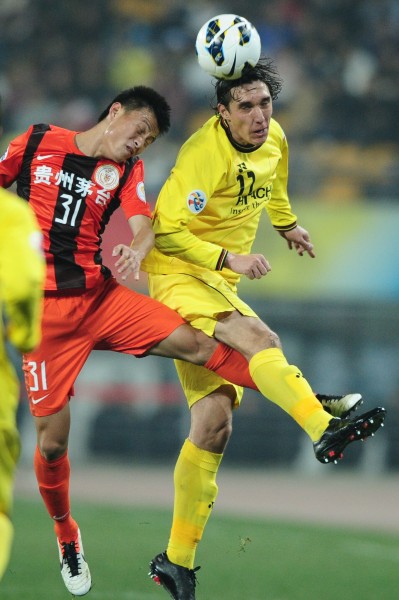 图文-[亚冠]贵州人和0-1柏太阳神 饶伟辉奋力防守