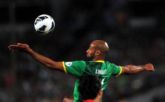 图文亚冠18决赛国安00首尔卡努特胸部卸球