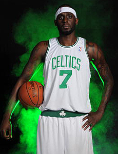 迈尔斯披上绿袍低调亮相 全新7号告别4年伤痛阴霾_篮球-nba_nike新浪