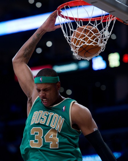 图文常规赛凯尔特人9497湖人皮尔斯单手扣篮