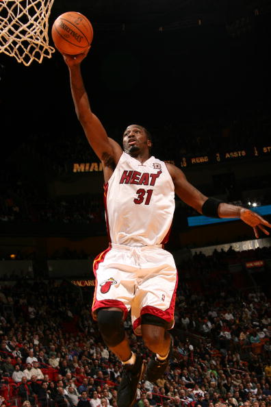 图文-[nba]雄鹿103-98热火 戴维斯轻松上篮