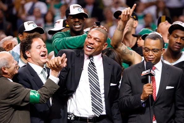 图文凯尔特人庆祝夺得总冠军里弗斯与众人欢庆