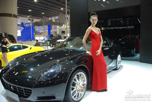 图文-孙悦女友古晨亮相广州车展 香车美人