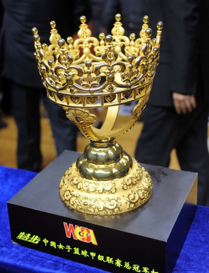 图文wcba总决赛八一7770辽宁wcba总冠军奖杯
