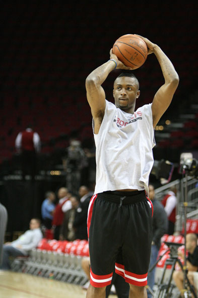 图文-[季后赛]湖人vs火箭 韦弗认真练投篮