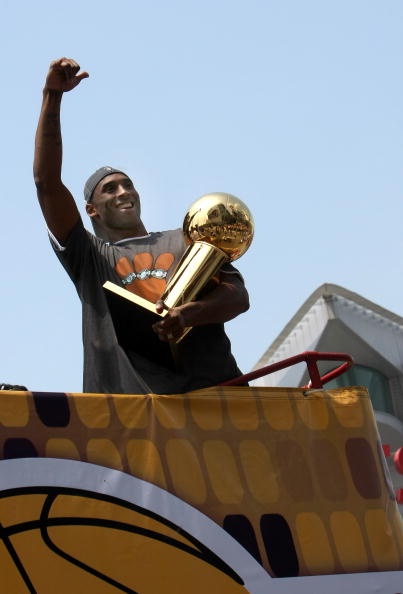 图文-湖人队游街庆祝夺冠科比怀抱总冠军奖杯