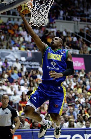 巴博萨拿下了24分,斯普里特13分9个篮板.图为巴西闪电