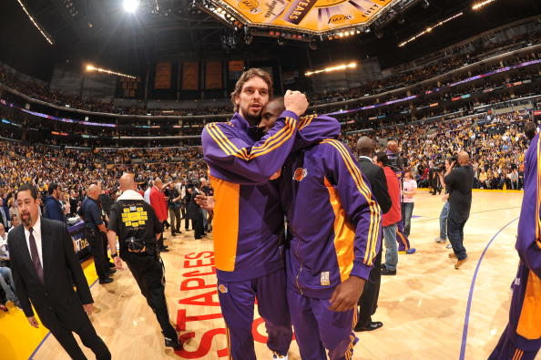 图文-湖人庆祝队史第15冠 加索尔拥抱科比