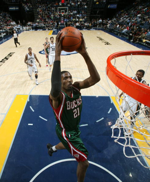 图文常规赛雄鹿vs灰熊瓦里克轻松扣篮