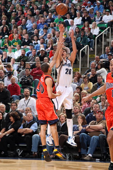 图文-[常规赛]勇士vs爵士 科沃尔三分出手