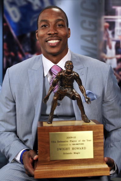 图文霍华德蝉联最佳防守球员霍华德托起奖杯