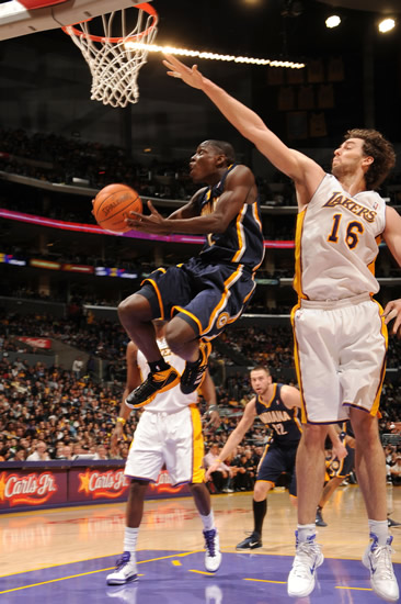 图文常规赛步行者9592湖人科里森拉杆上篮