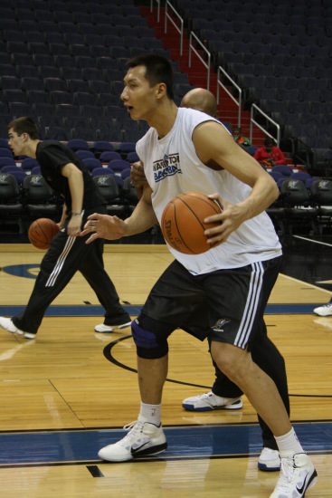 图文-[常规赛]易建联恢复训练 阿联转身漂亮灵活