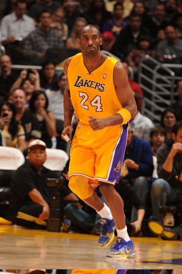 图文常规赛国王vs湖人科比稳健步伐