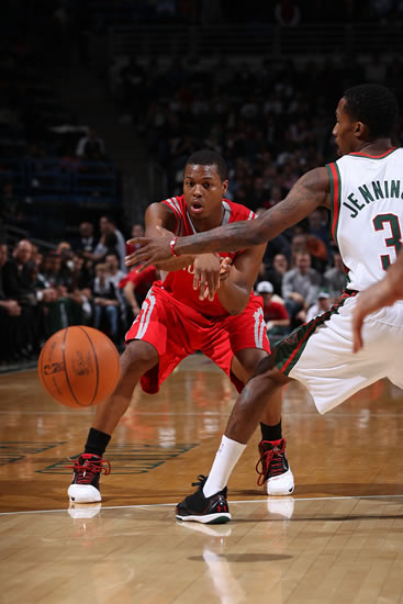 图文-[常规赛]火箭vs雄鹿 洛瑞击地传球