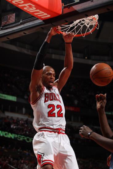 图文常规赛山猫8382公牛吉布森篮下怒扣