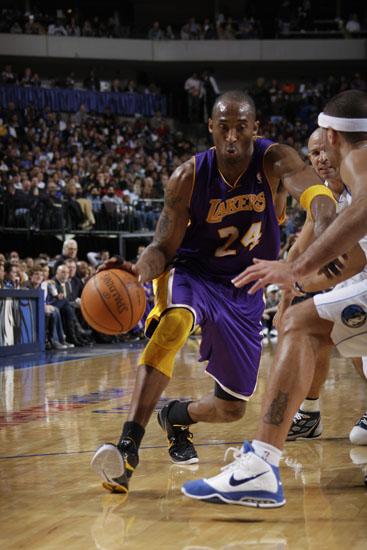 图文常规赛湖人98109小牛科比变向突破