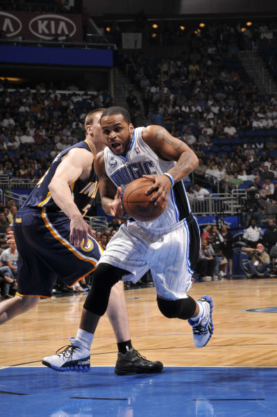 图文常规赛步行者7492魔术尼尔森持球突破