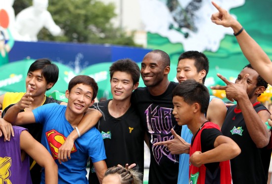 图文-科比上海献球技 科比与球员合影留念_篮球-nba_新浪竞技风暴