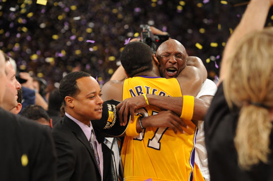 图为奥多姆夺冠后激动不已.关注新浪体育(微博)