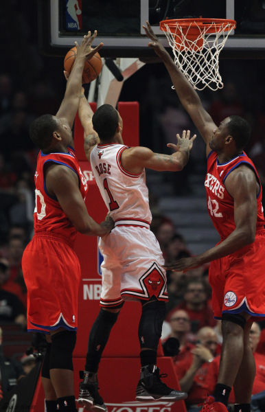 图文-[季后赛]公牛103-91胜76人 罗斯上篮遭遇封盖