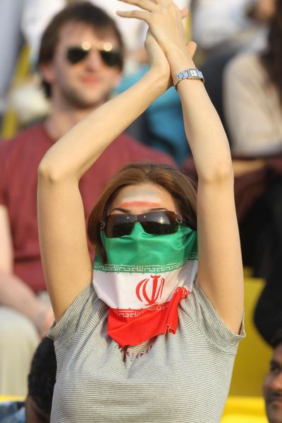 伊朗女球迷看足球赛图片