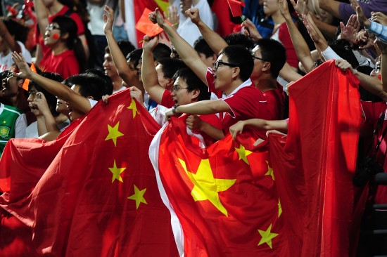 图文世预赛新加坡04中国队球迷在现场加油助威