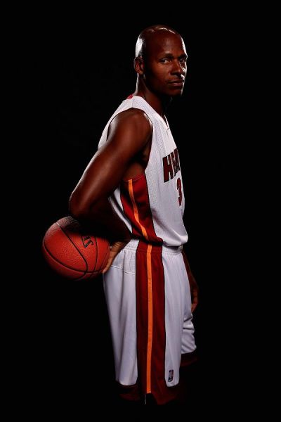 新援雷阿伦,刘易斯现身,全队拍摄了新赛季的官方定妆照