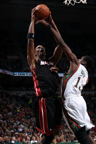 图文常规赛热火10485雄鹿波什怒吼上篮