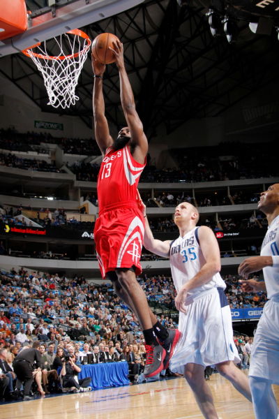 图文常规赛火箭100105小牛哈登双手暴扣