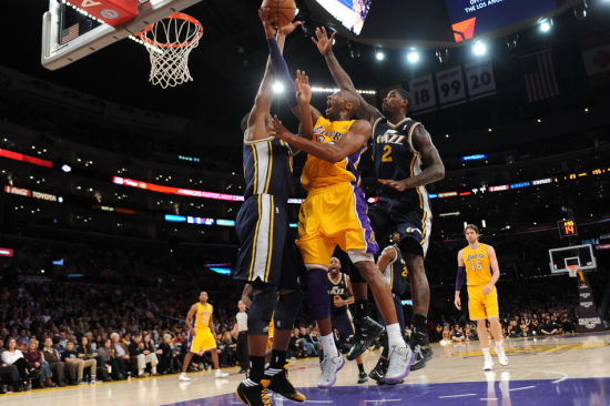 图文-[常规赛]爵士84-102湖人 科比不畏包夹_篮球-nba_新浪竞技风暴