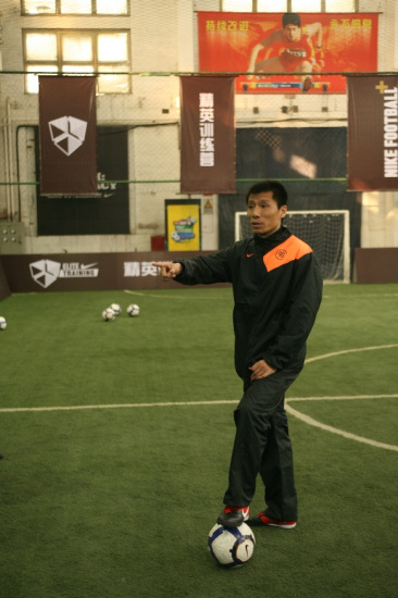 国安助教吕军授艺京城草根 nike足球体验火热开展