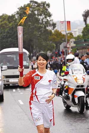 香港懷孕火炬手成傳媒焦點 母女同心傳聖火(圖)