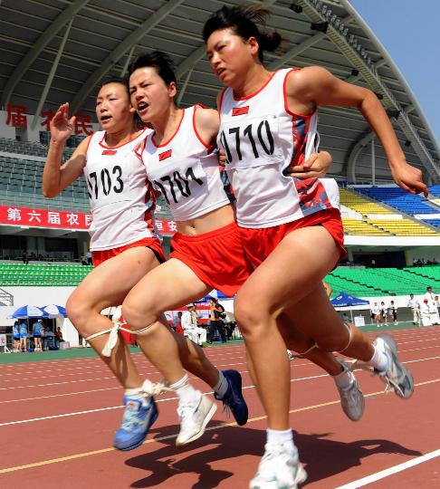 图文农运会田径3人四足脚下生风团结一心飞奔向前