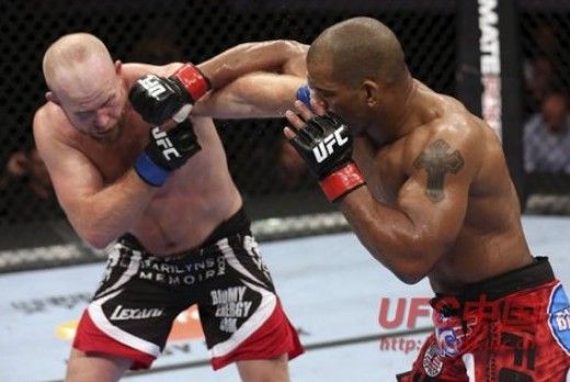 ufc148隆巴德爆冷不敌对手