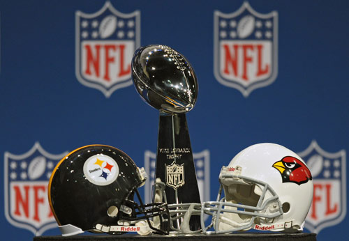 市召开超级碗赛前新闻发布会,会上展示了超级碗冠军奖杯——隆巴迪杯