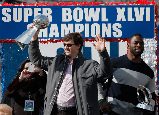 图文-nfl超级碗巨人队捧杯游行 曼宁和塔克手捧奖杯