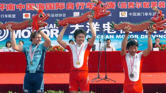 图文-环南中国海自行车赛中山站 前三站上领奖台