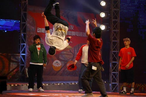 图文07街舞电视挑战赛上海赛区集体斗舞决赛激烈