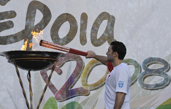 图文奥运圣火希腊境内传递第3日火炬慢慢被点燃