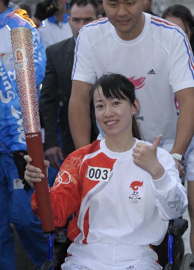 图文奥运火炬手金晶返回北京传递中伸出大拇指