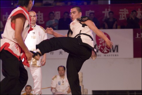 图文-"武林大会"五祖拳产生16强 差点踢到要害