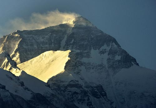 圖文-珠穆朗瑪峰的美麗景色 大風吹起山頂積雪