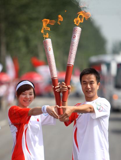 图文-圣火在回族之乡吴忠传递 心形手势交接圣火