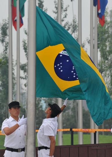 巴西国旗飘扬图片