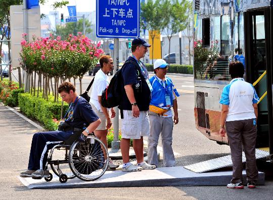 图文-残奥会轮椅运动员出行无障碍 下车十分方便