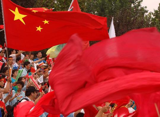 图文残奥会圣火继续在北京传递五星红旗飘扬