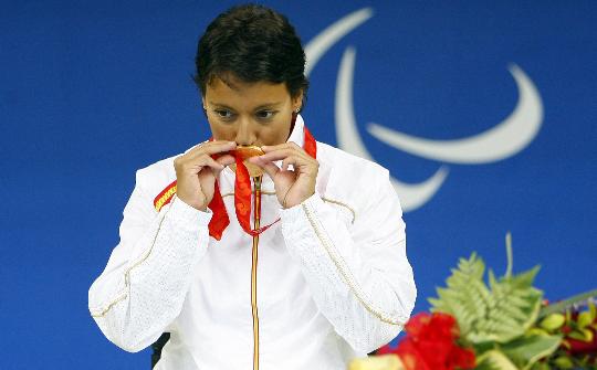 图文-残奥会游泳比赛首日赛况 玛丽亚亲吻奖牌