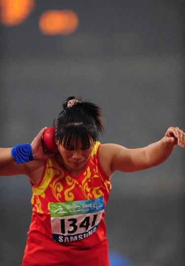 图文郑宝珠夺女子铅球f4246级金牌投掷瞬间